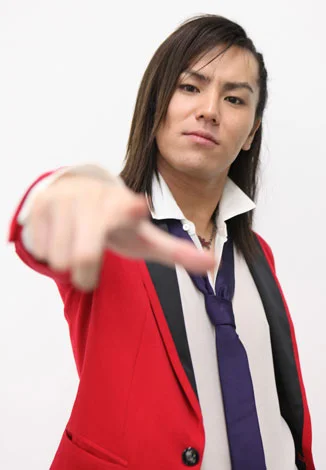 2009年の取材でポーズを取る狩野英孝さん(27歳)