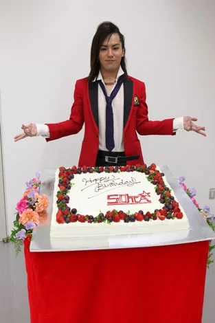 2009年の取材で両手を広げる狩野英孝さん(27歳)