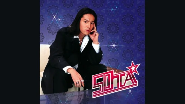 2010年発売の50TAアルバムのジャケットに写る狩野英孝さん(28歳)