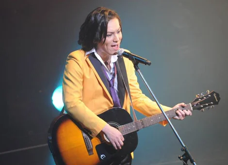 2010年のライブでギターを弾く狩野英孝さん(28歳)