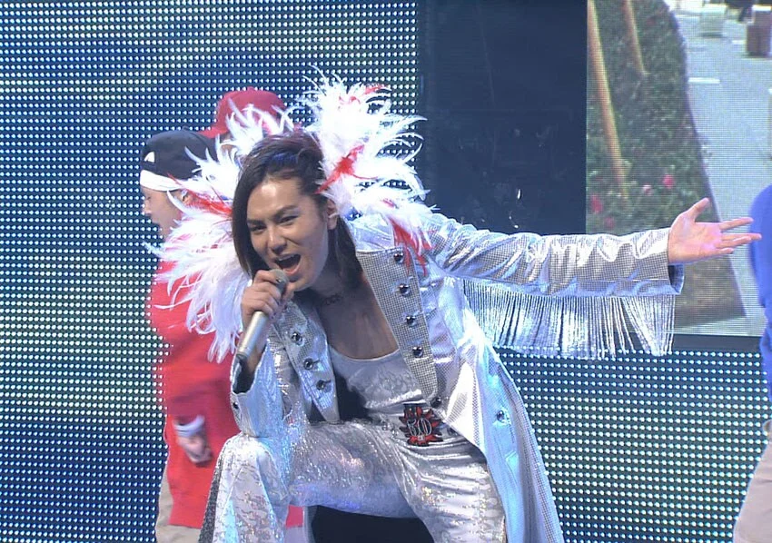 2010年の50TAライブで歌う狩野英孝さん(28歳)