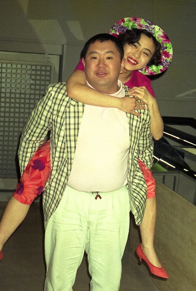 1992年の進め電波少年で松村邦洋におぶわれる松本明子