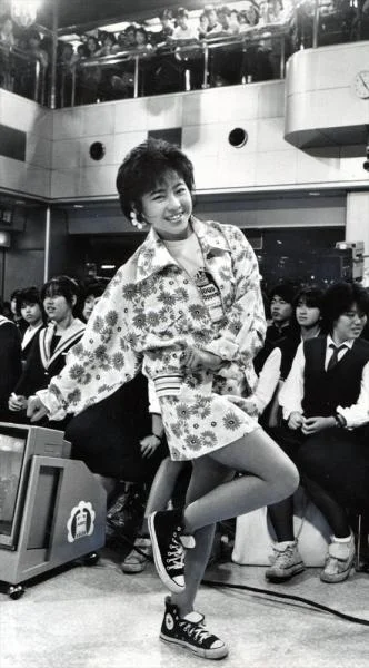 1985年5月、ステージで歌う松本明子