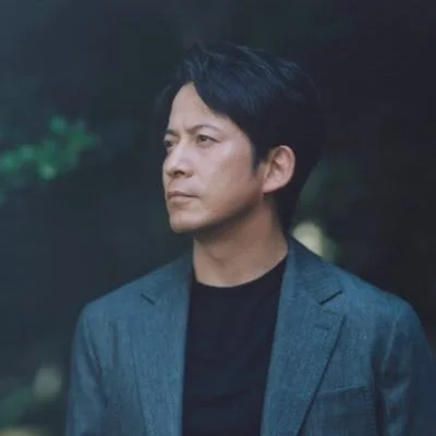 岡田准一のプロフィール写真(結婚当時の写真ではありません)