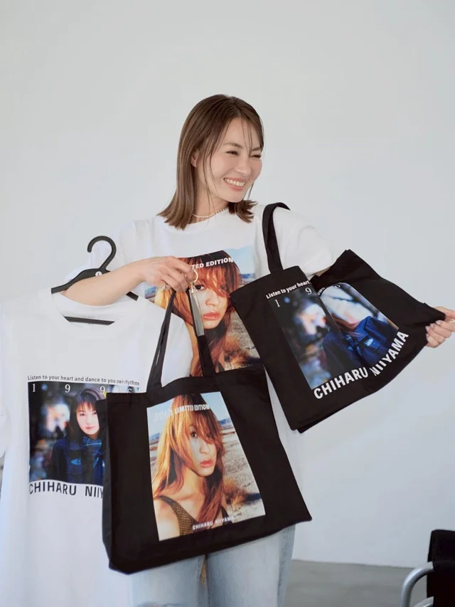 若い頃の写真を使ったグッズを手にする44歳の新山千春