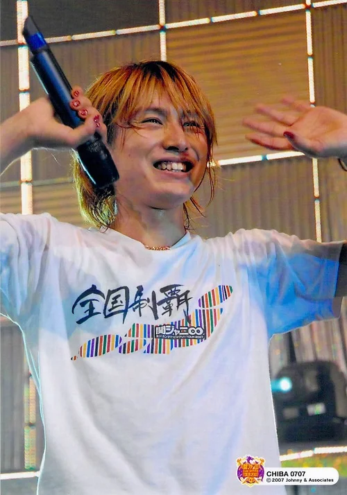 2007年ライブで手を振る安田章大