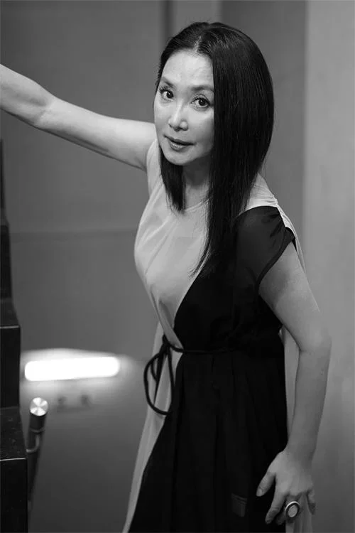2020年本人インタビュー 浅野温子の黒いドレス姿 59歳