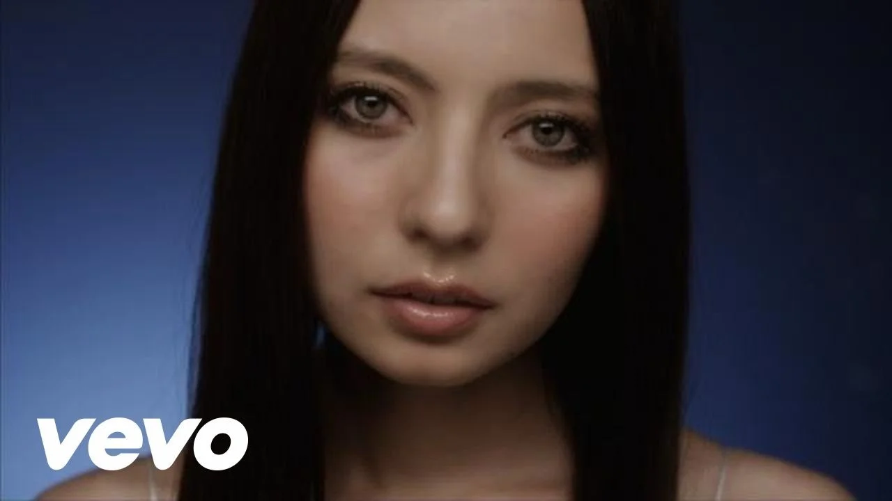 2009年発表「心こめて」の公式ミュージックビデオに写るベッキー