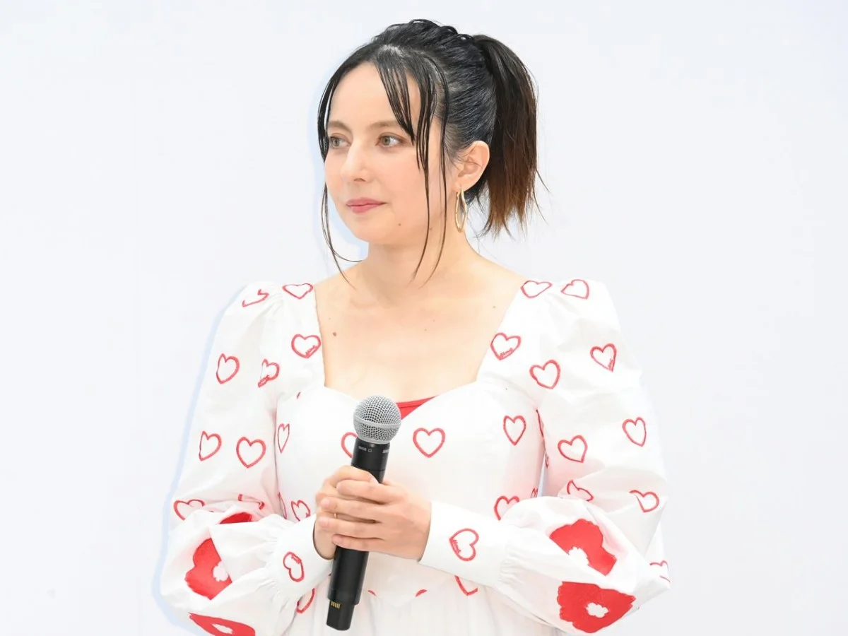 2021年のバンクシー展プレスイベントでのベッキー