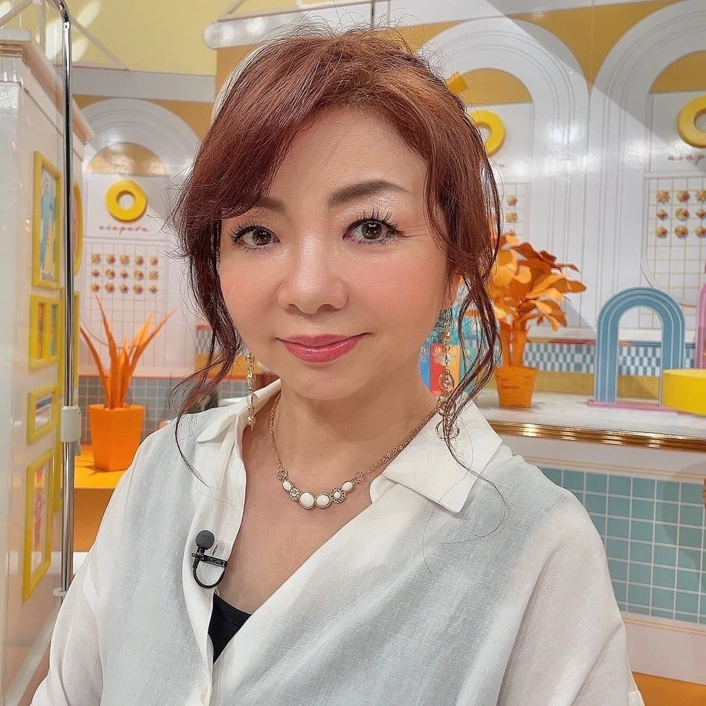 2022年のテレビ衣装を紹介する58歳のモモコ