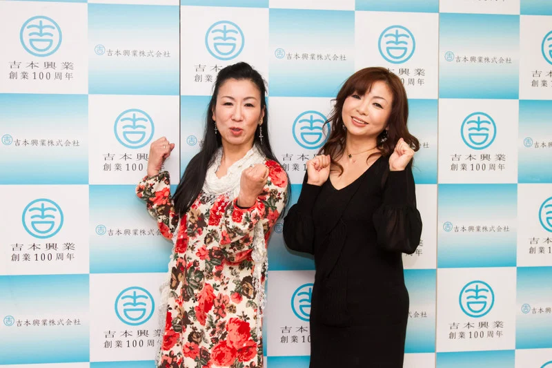 2012年のなんばグランド花月の取材会でリンゴと並ぶ48歳のモモコ