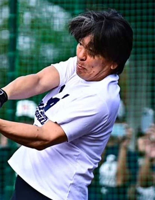 2023年11月5日の野球教室でフリー打撃を披露する松井秀喜 49歳 写真中戸川知世 本人部分