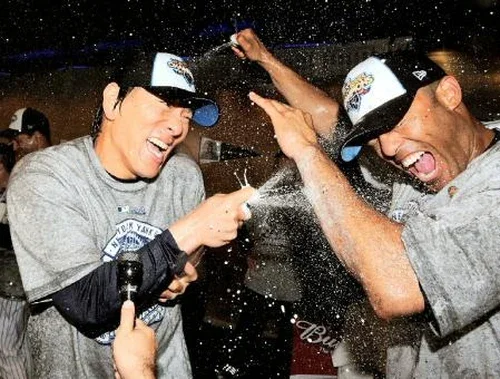 2009年11月の優勝後にマリアノ・リベラと喜ぶ松井秀喜 左 当時35歳