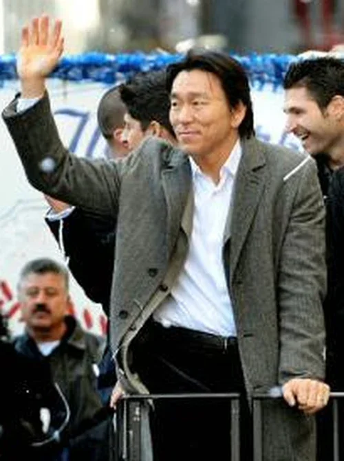 2009年11月ニューヨークの優勝パレードで手を振る松井秀喜 35歳 本人部分