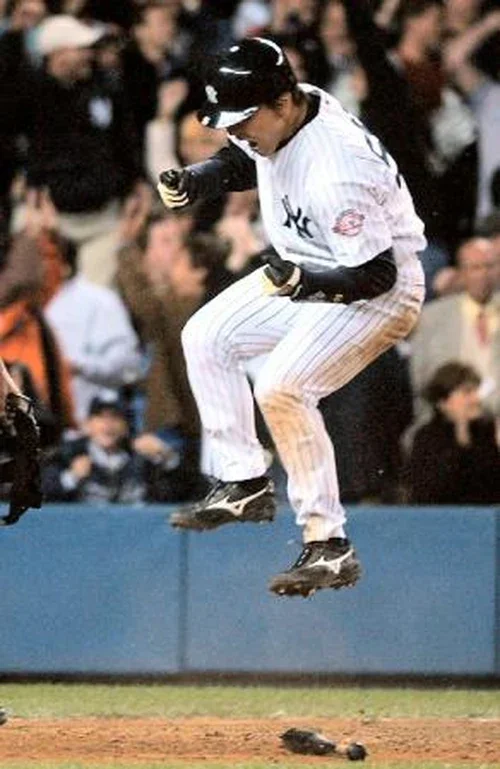 2003年10月アメリカンリーグ優勝決定シリーズで喜ぶヤンキースの松井秀喜 29歳