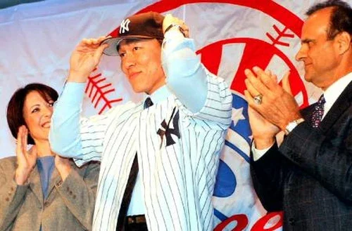 2003年1月のヤンキース入団会見で帽子をかぶる松井秀喜 28歳