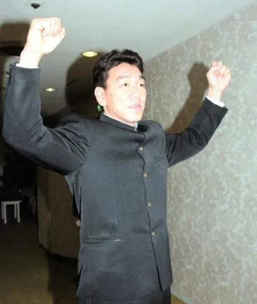 1992年12月25日の巨人入団発表で両腕を上げる18歳の松井秀喜