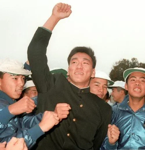 1992年11月21日ドラフトで巨人に指名され拳を上げる松井秀喜 18歳
