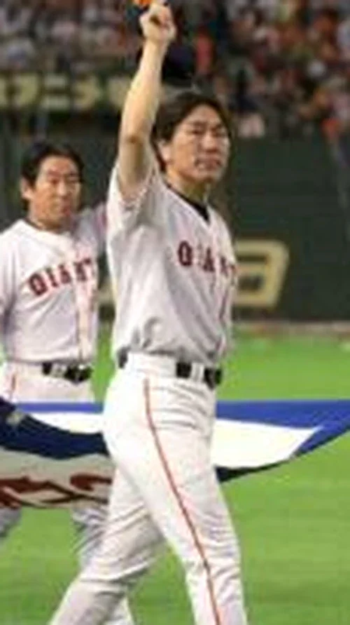 2002年10月の巨人優勝ペナント授与式で手を振る松井秀喜 中央 当時28歳