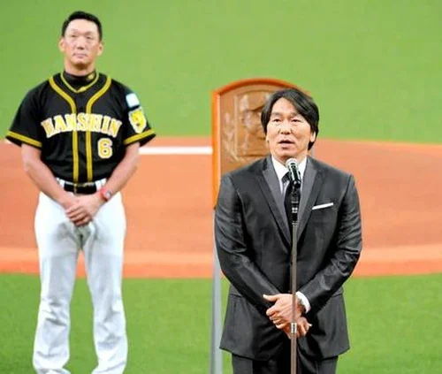 2018年7月13日の野球殿堂入り表彰式で挨拶する松井秀喜 右 当時44歳