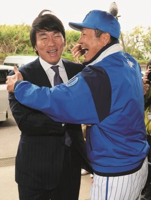 2015年2月DeNAキャンプを訪問し中畑清監督と笑顔を見せる松井秀喜 左 当時40歳