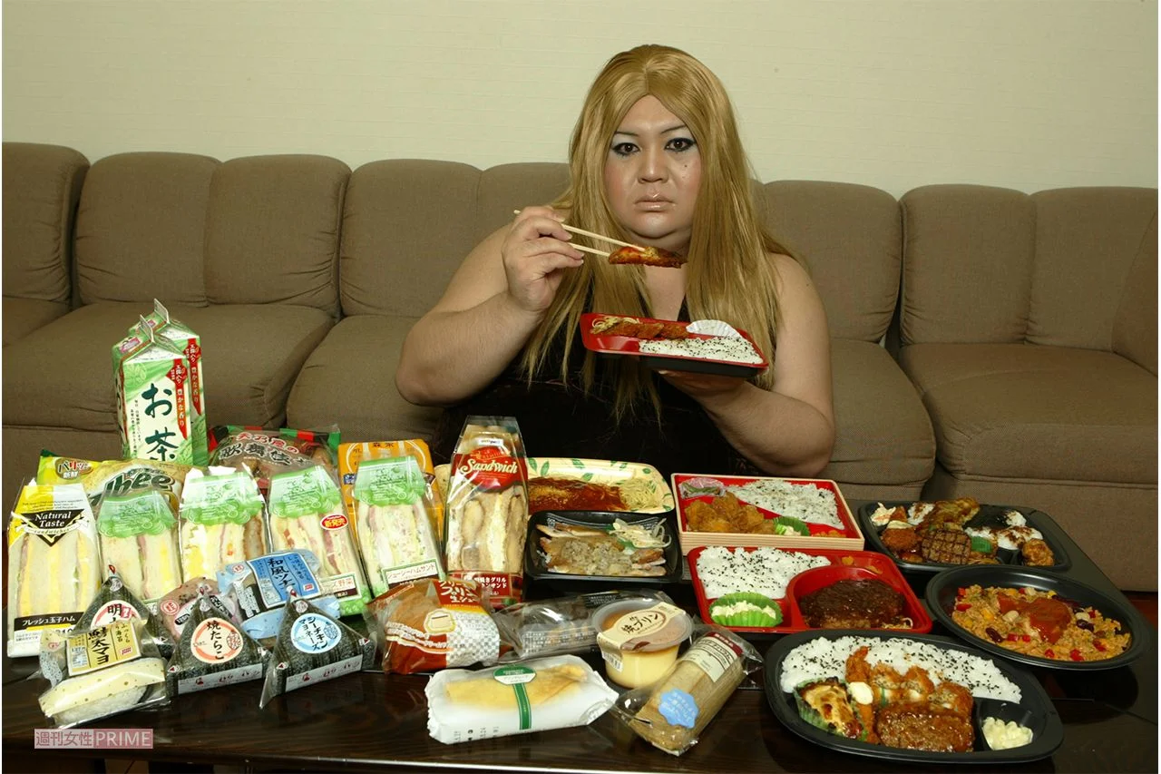 2005年の週刊女性企画で大食いに挑戦した金髪のマツコ・デラックス