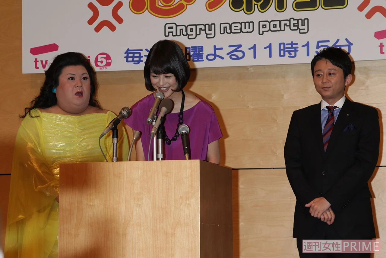 2011年10月の怒り新党会見で夏目三久の話を聞くマツコ・デラックス 左