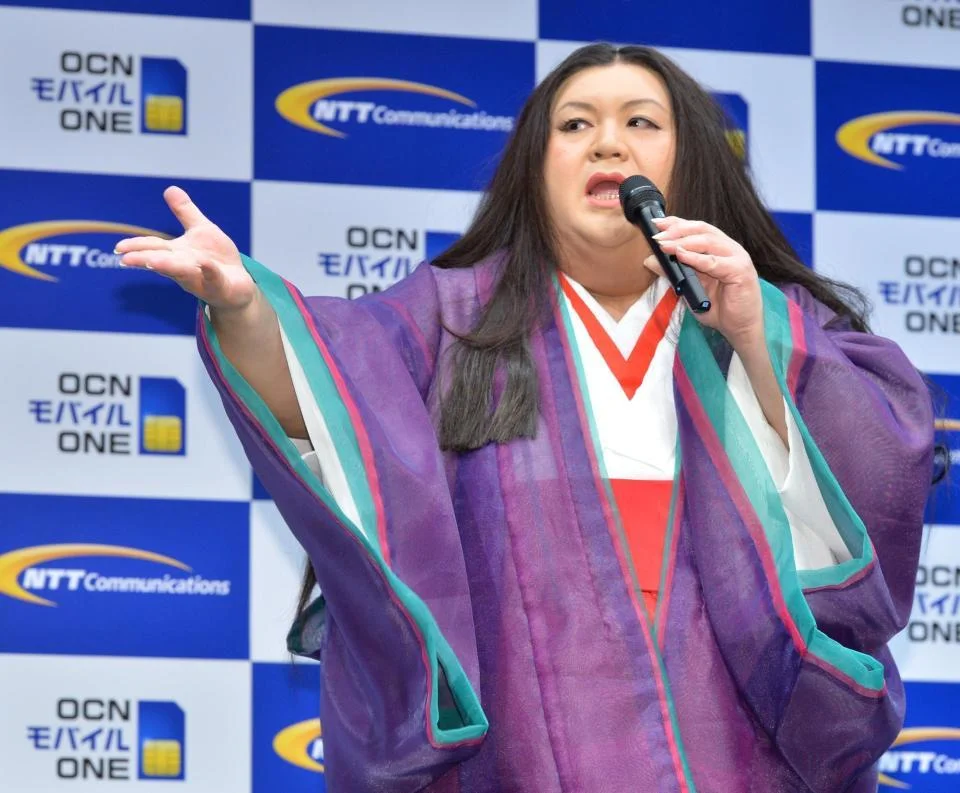 2016年のOCNモバイルONE発表会で十二単姿を披露したマツコ・デラックス