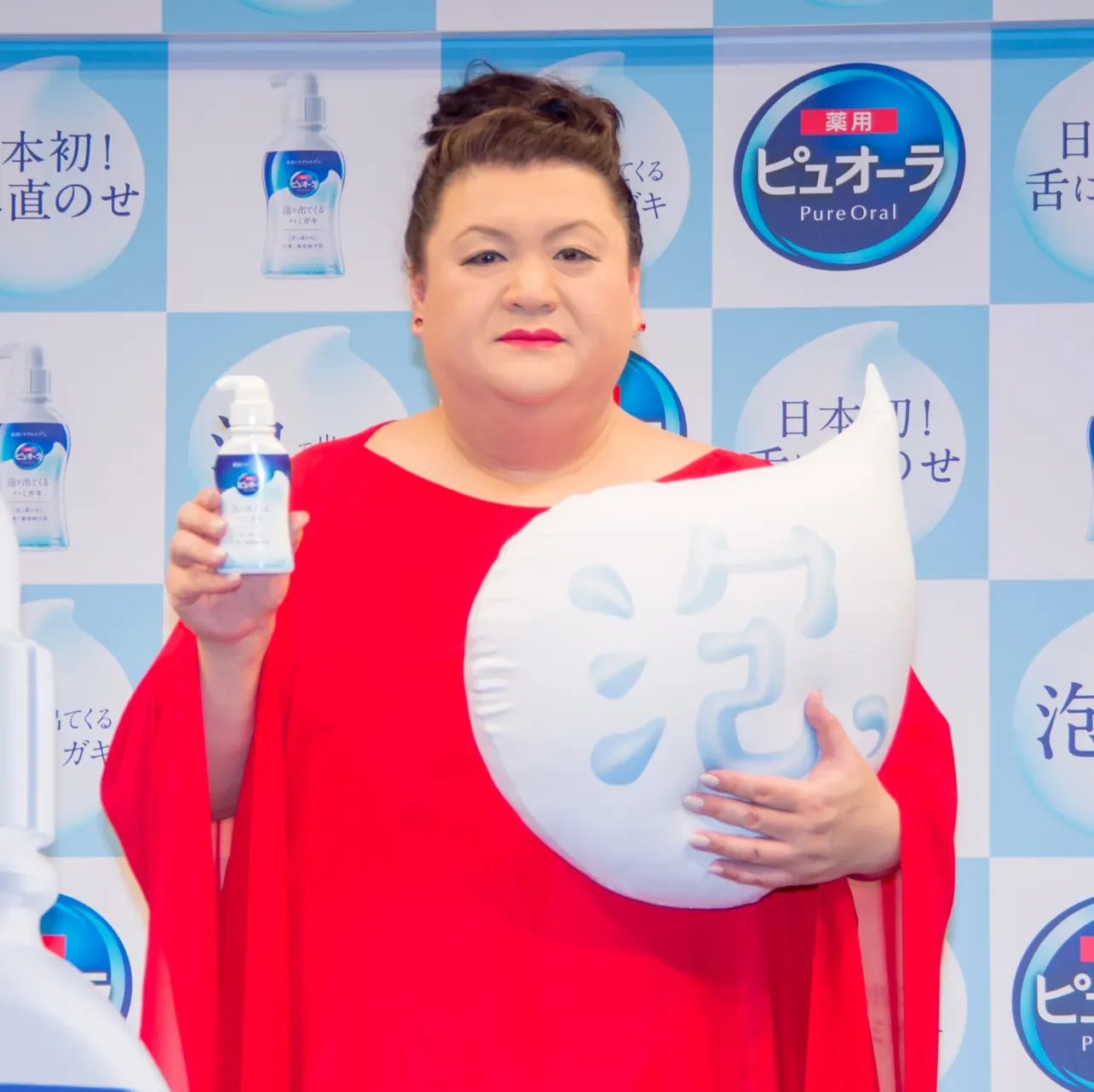 2018年3月のピュオーラ発表会に登場した赤い衣装のマツコ・デラックス