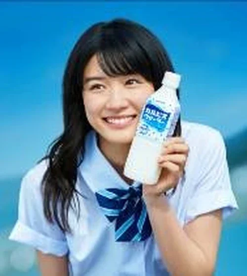 アサヒ飲料の2016年カルピスウォーター公式リリースに掲載された永野芽郁 16歳