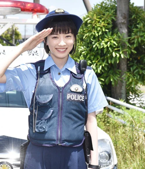 2021年7月の日本テレビ「ハコヅメ」公式写真で敬礼する永野芽郁 21歳 本人部分