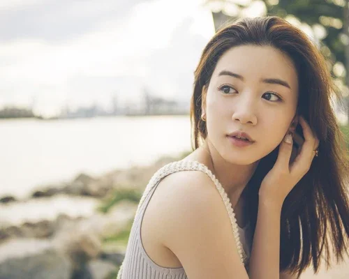 初写真集「moment」の2018年9月撮影カットで横へ視線を向ける永野芽郁