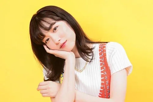 2022年7月のSeventeenインタビューで頬に手を添える永野芽郁 22歳