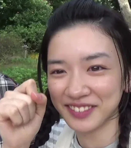 映画「ひるなかの流星」の撮影現場でカメラに笑顔を向ける永野芽郁 当時17歳 ORICON密着映像