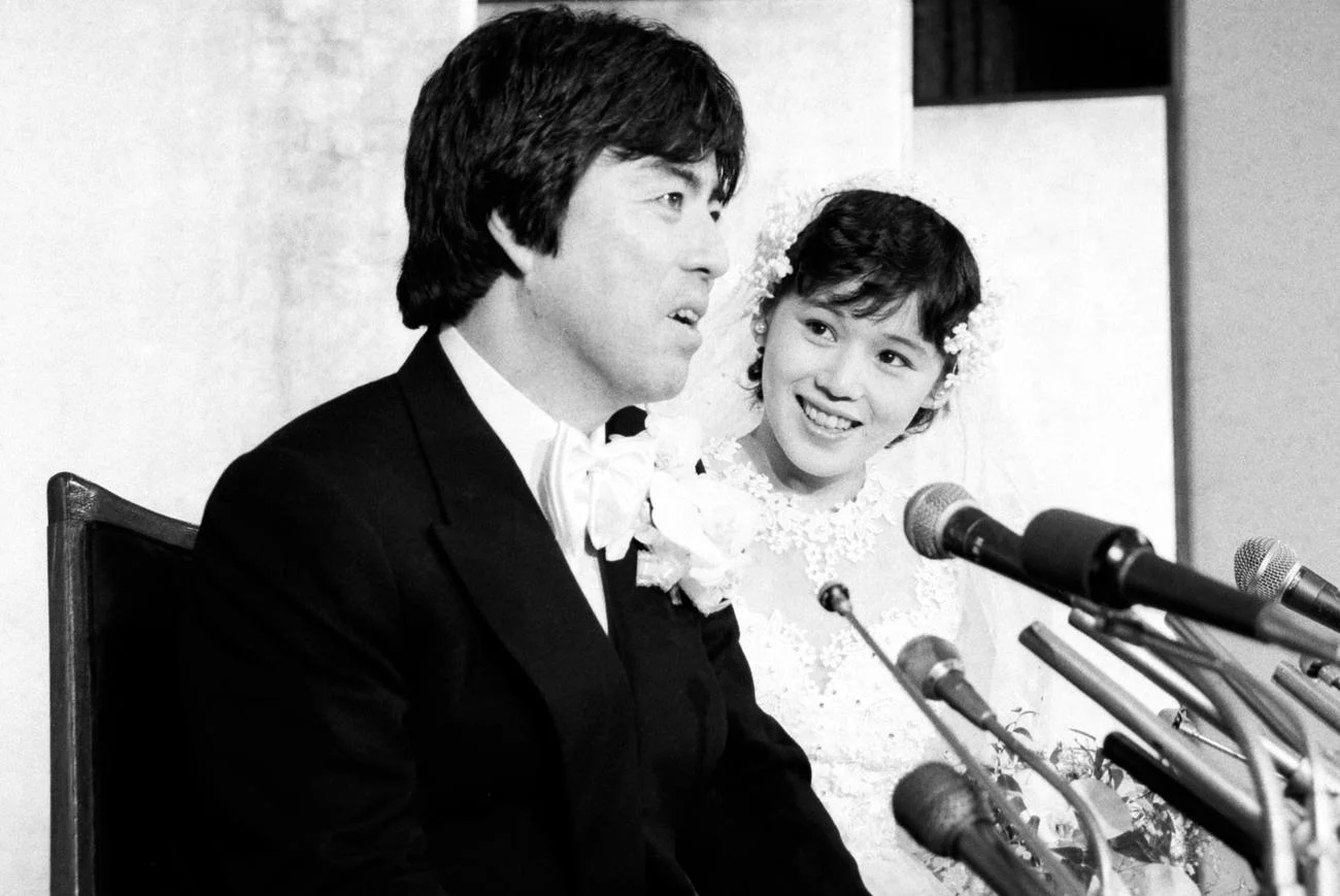 1982年の大竹しのぶと服部晴治の結婚会見