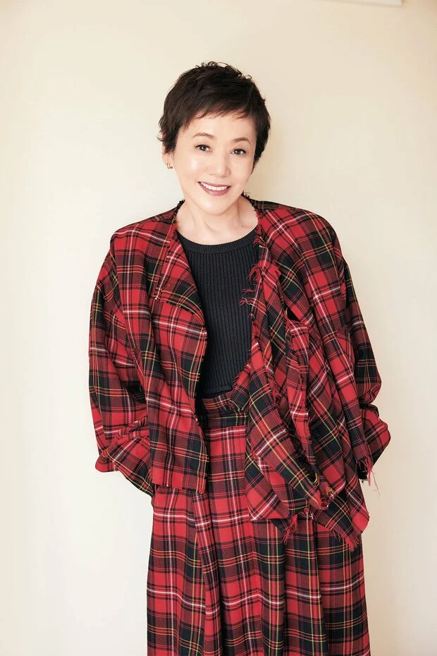 2024年の赤いチェックの服を着た大竹しのぶ