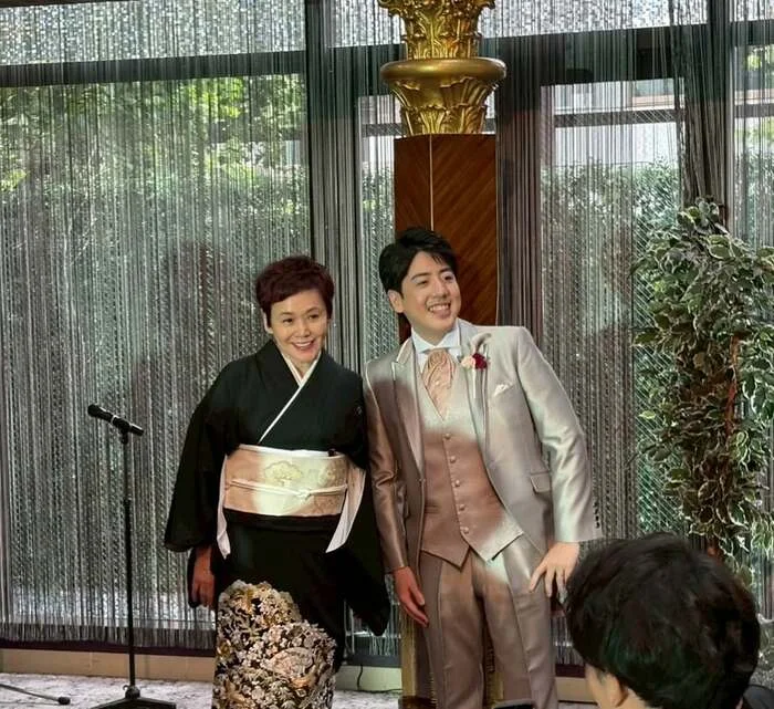2025年の結婚式で大竹しのぶと成人した長男二千翔