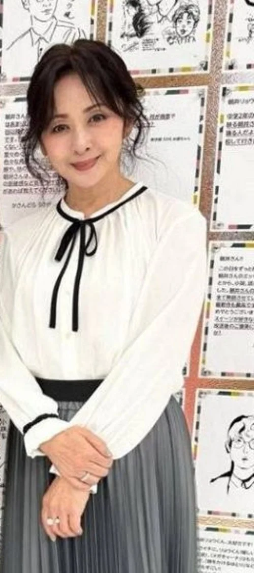 斉藤由貴 2026年9月11日・60歳 あさイチ公式Instagramの番組放送後写真 右本人のみ