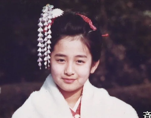 斉藤由貴 少女時代・撮影年非公表 TV画面の名指し「斉藤由貴 幼少時代!思い出アルバム」。具体年齢を付けない