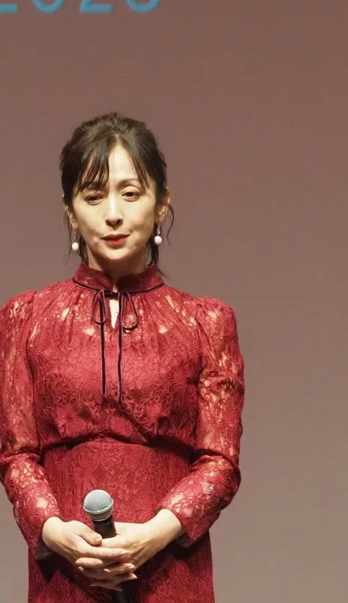 斉藤由貴 2023年10月・57歳 TikTok TOHO Film Festival授賞式 左斉藤由貴のみ