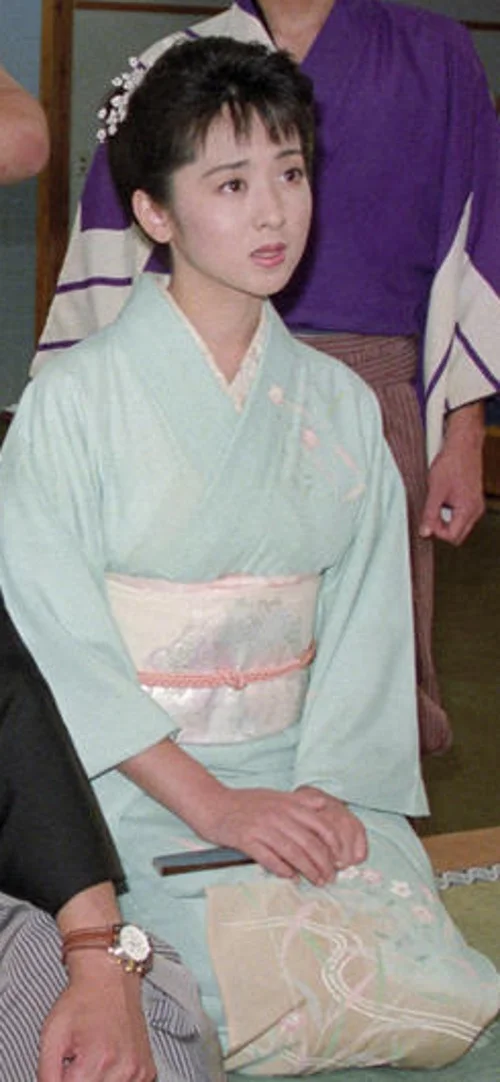 斉藤由貴 1992年6月・25歳 まったナシ!会見 前列右斉藤由貴。頭頂まで完全に入れる