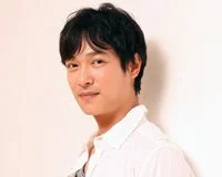 2009年の堺雅人の横向きポートレート