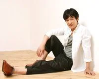 2009年のインタビューで足を伸ばして座る堺雅人