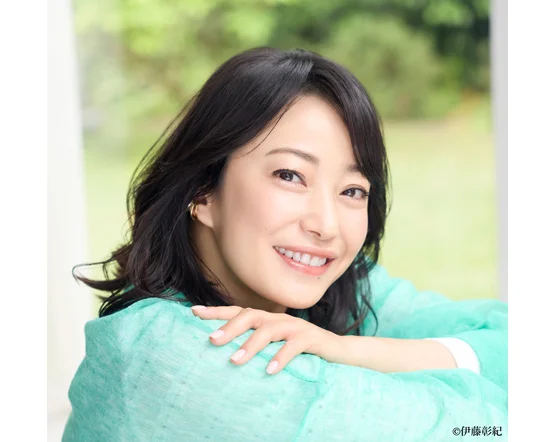 妻の菅野美穂の所属事務所公式写真