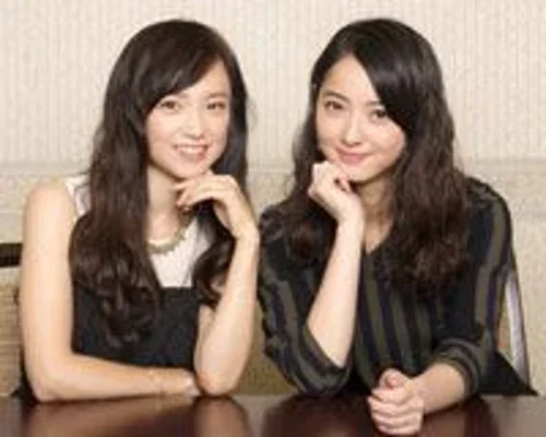 2015年27歳の佐々木希と永作博美 頬杖の取材写真