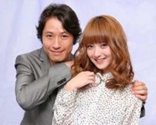 2009年11月21歳の佐々木希と谷原章介 取材の笑顔