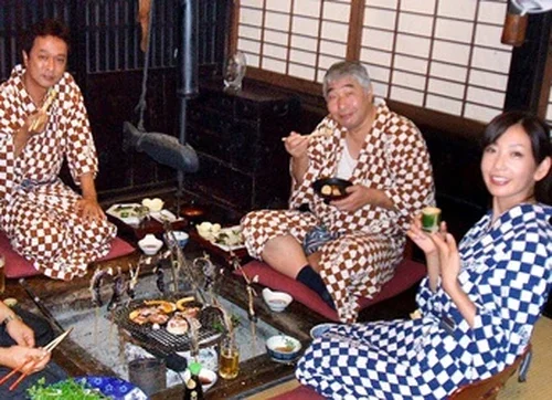 2007年「ローカル路線バス乗り継ぎの旅」第1弾の太川陽介 左 蛭子能収と中島史恵との食事場面 48歳