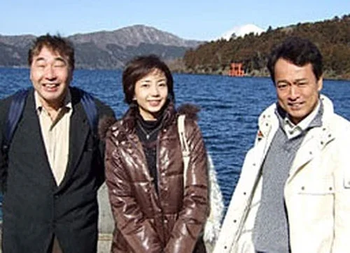 2008年「ローカル路線バス乗り継ぎの旅」第2弾の太川陽介 左 相本久美子と蛭子能収 49歳