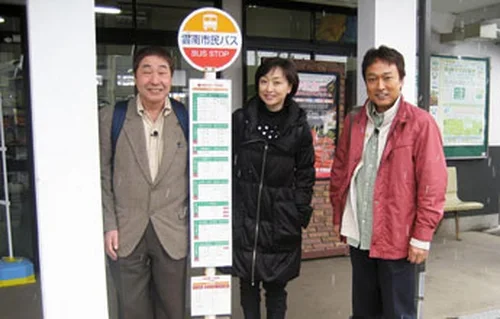 2011年「ローカル路線バス乗り継ぎの旅」第8弾 太川陽介52歳 右の赤い上着 中央は川上麻衣子 左は蛭子能収