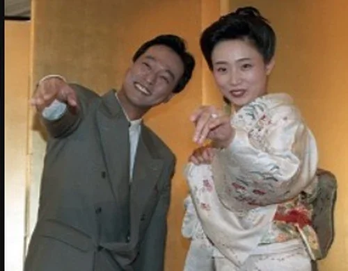 1995年の結婚当時にルイルイのポーズをする太川陽介と藤吉久美子 太川36歳
